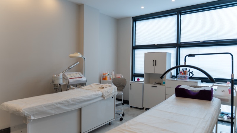 Treatment beds and equipment in a daylight-filled room