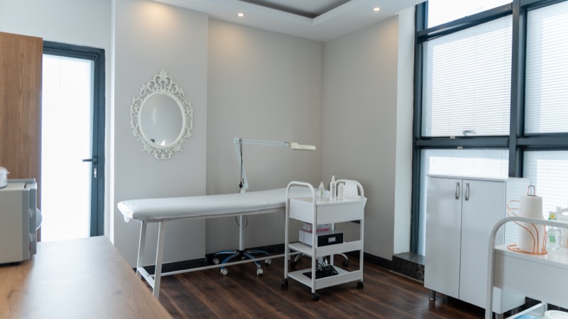 Mirror and treatment bed in a Feyiz Beauty treatment room